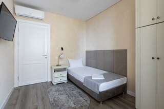 Гостиница Адлер Адлер 3-комнатные апартаменты улучшенные с балконом (вид на море) №11-6