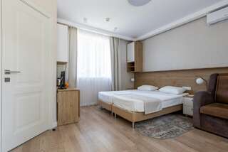 Гостиница Адлер Адлер Двухместный номер с 1 кроватью или 2 отдельными кроватями и балконом-1