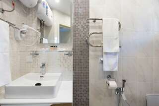 Гостиница Адлер Адлер Двухместный номер с 1 кроватью или 2 отдельными кроватями и балконом-5