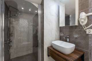 Гостиница Адлер Адлер 3-комнатные апартаменты улучшенные с балконом (вид на море) №11-4